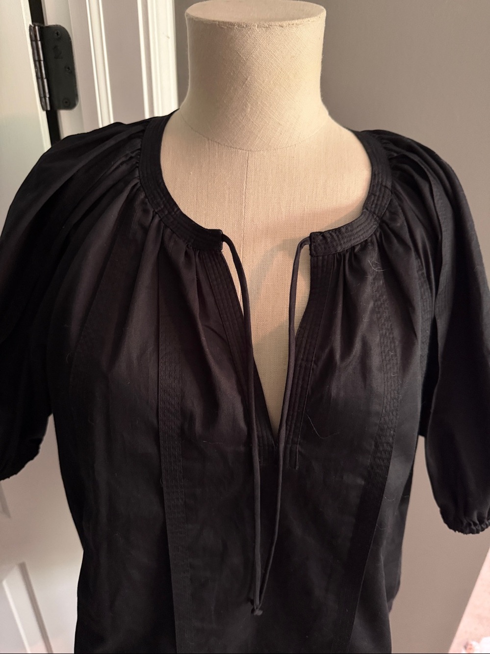 Elle Tahari Black Poplin Tie-Neck Top Blouse Pull over Medium NWOT Puff Sleeve - Picture 2 of 7